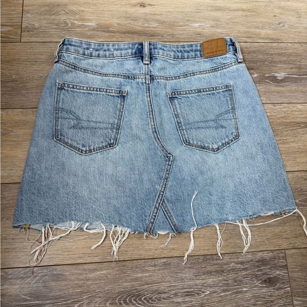American Eagle Denim Frayed Hem Skirt Sz 6 - Picture 2 of 3